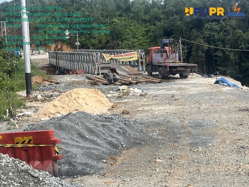 Tim BPJN Riau membuka jembatan bailey yang sebelumnya dipasang di lokasi jalan longsor di KM 106 Desa Tanjung Alai, Kampar. (Foto: Sri Wahyuni)